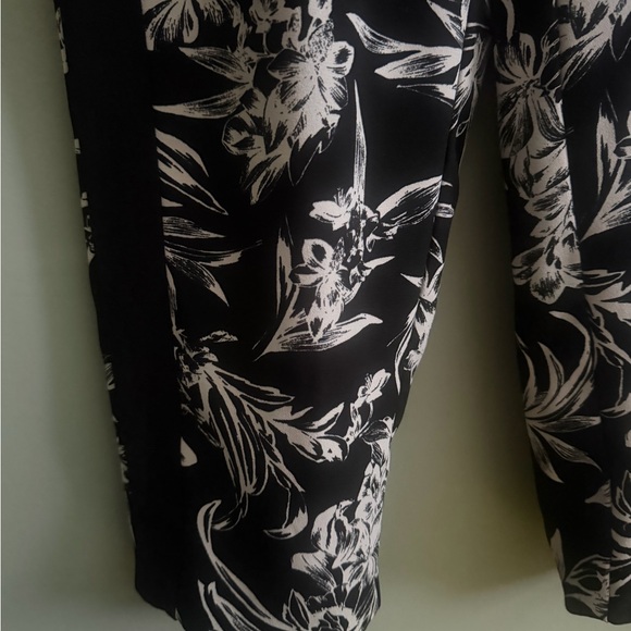 White House Black Market Black and Ivory Floral Tropical ankle pants size L - Picture 6 of 11
